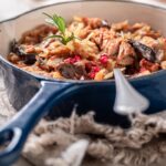 Bigos na kiełbasie z leśnymi grzybami i śliwką