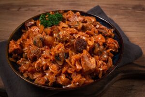 Bigos na kiełbasie z leśnymi grzybami i śliwką