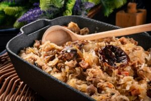 Bigos na kiełbasie z leśnymi grzybami i śliwką