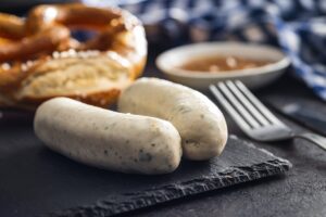 Duszona biała kiełbasa w rozmarynie i piwie