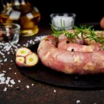 Duszona biała kiełbasa w rozmarynie i piwie