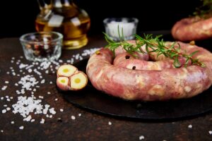 Duszona biała kiełbasa w rozmarynie i piwie